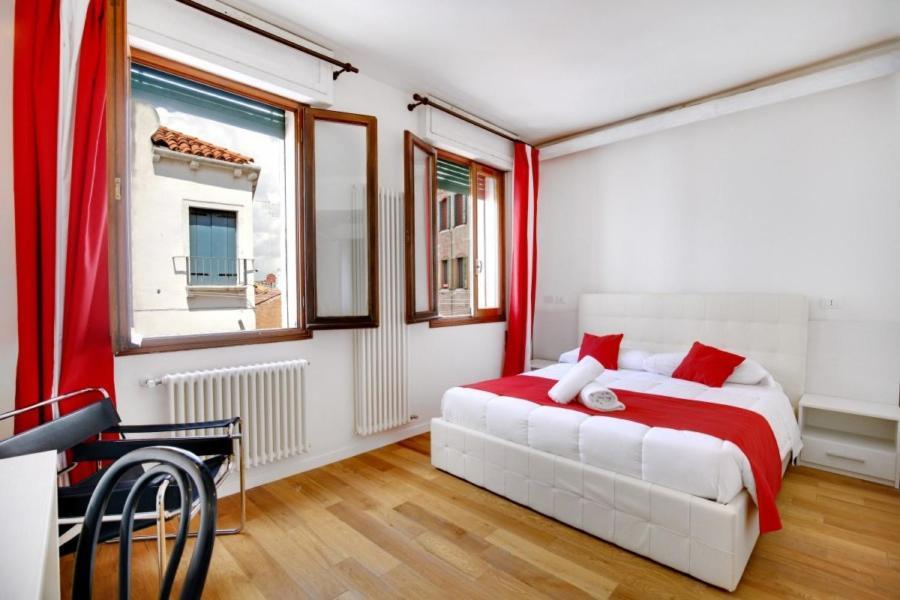 Fenix La Boheme Apartment Венеция Екстериор снимка